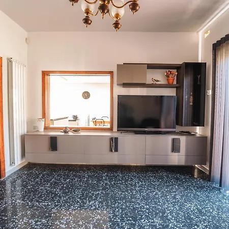 Stunning 5-bedroom With Pool & Full Amenities 别墅