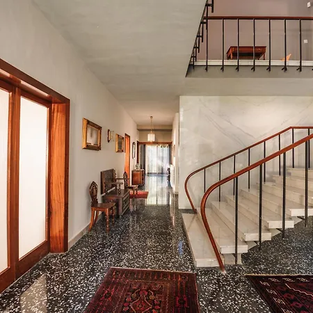 Stunning 5-bedroom With Pool & Full Amenities *