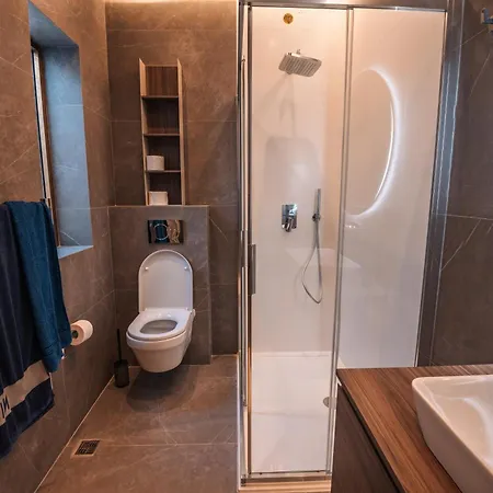 Stunning 5-bedroom With Pool & Full Amenities