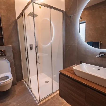 Stunning 5-bedroom With Pool & Full Amenities *