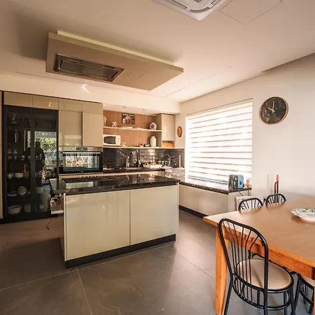 Stunning 5-bedroom With Pool & Full Amenities