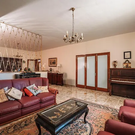 Stunning 5-bedroom With Pool & Full Amenities 别墅