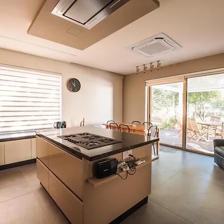 Stunning 5-bedroom With Pool & Full Amenities *