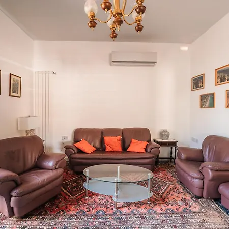 Stunning 5-bedroom With Pool & Full Amenities 别墅