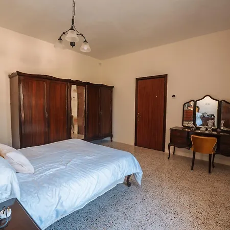 Stunning 5-bedroom With Pool & Full Amenities *