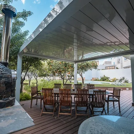 Stunning 5-bedroom With Pool & Full Amenities 别墅
