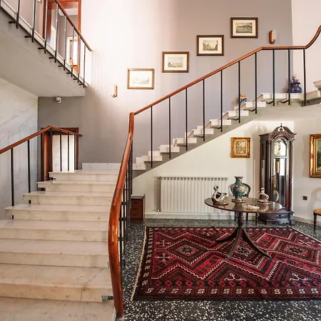 Stunning 5-bedroom With Pool & Full Amenities *